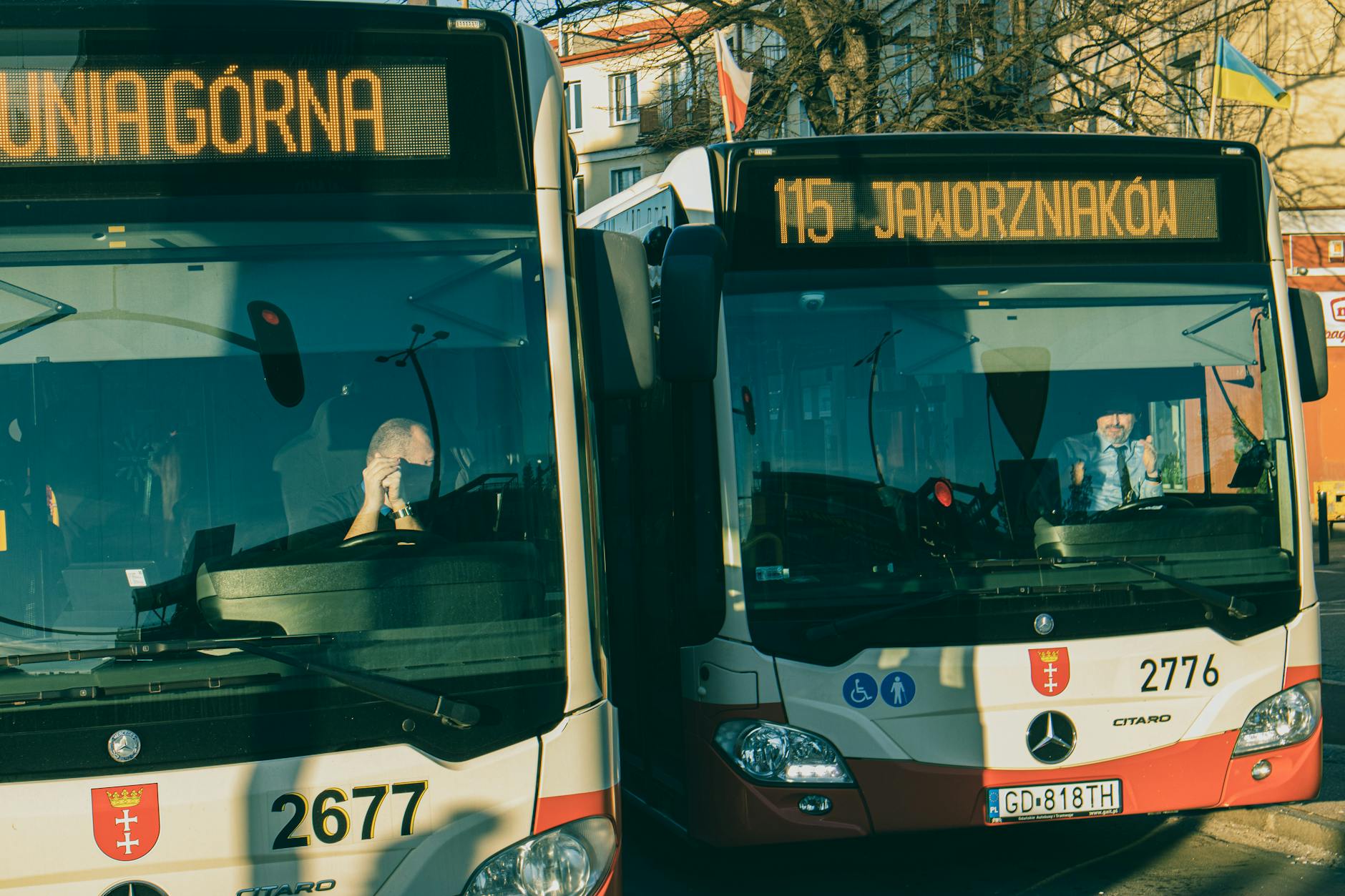 Nowoczesny elektrobus miejski na ulicy w Lidzbarku Warmińskim, symbol zielonej transformacji transportu.