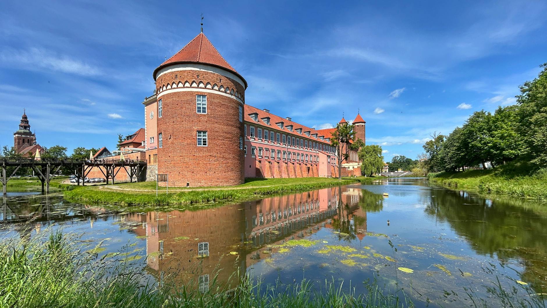 Widok na Zamek Biskupi w Lidzbarku Warmińskim nad rzeką Łyną